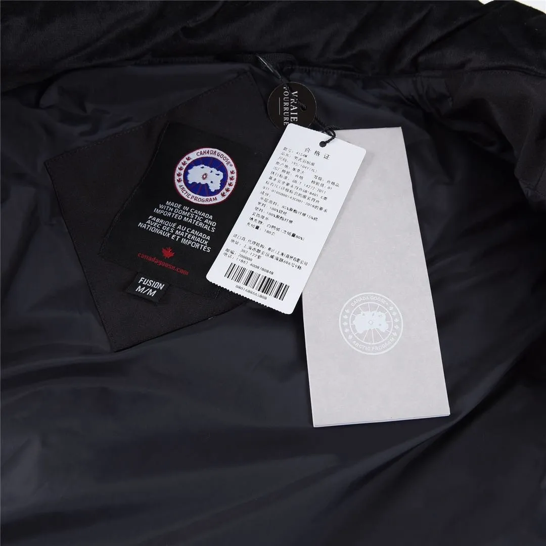 P320 Canada Goose Canada Goose #Freestyle Crew 4154M men’s and women’s vest down ➖ Genuine synchronous anti-counterfeiting chip sensor! ➖ Imported Behringer embroidery machine to customize 10,000-needle embroidery logo! ➖ Imported 21-count polyester-cotton blended original fabric, using Feather-Light 10D waterproof coating fabric, made of 84.5% polyester fiber and 15.5% cotton, 100% the best feel in the entire network! ➖ The genuine official website uses the national standard 80 white duck down, and will never be misled by false claims such as 90 down or goose down! ➖ 100% nylon nylon lining with double double-layer sealing design to prevent velvet from running away. Top-grade polar fleece is used in the collar and pockets to keep warm and comfortable! ➖ Yoshida YKK provides original custom-made electroplated sliders. YKK two-way lockable zippers are tight and smooth and will not peel off paint! ➖ 3M composite original Velcro is durable, and all accessories and hardware are disassembled and customized!  SIZE: XS S M L XL XXL [Attached: Size chart]